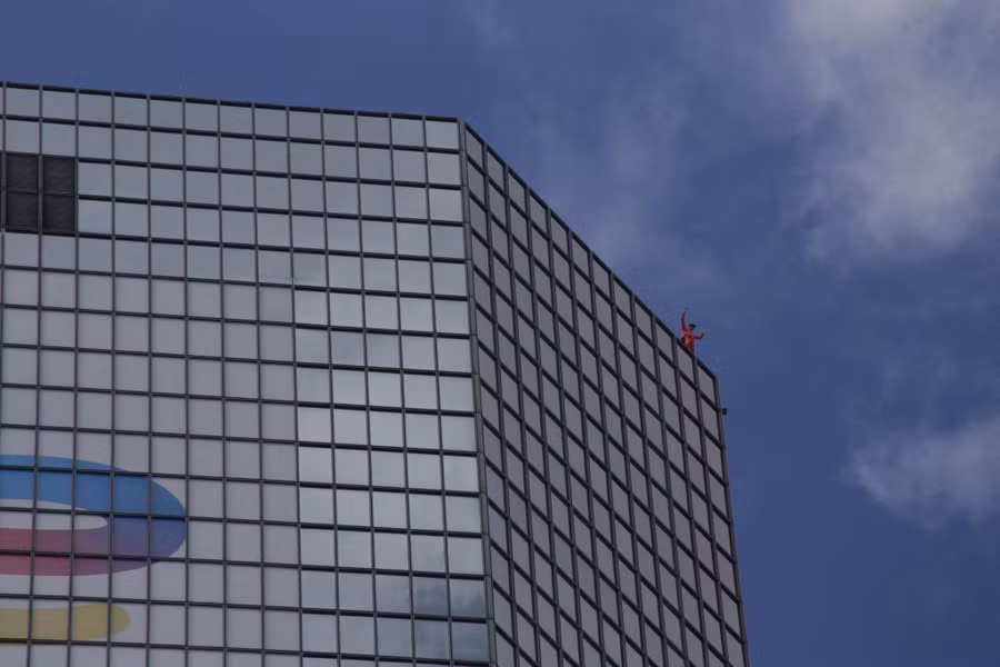 Giây phút ông Robert chinh phục thành công tòa nhà cao 187 m ở Paris. Ảnh: Reuters. Giây phút ông Robert chinh phục thành công tòa nhà cao 187 m ở Paris. Ảnh: Reuters.