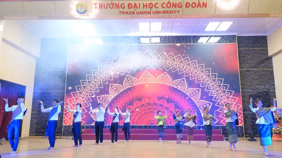 Tiết mục văn nghệ của lưu học sinh Lào. Tiết mục văn nghệ của lưu học sinh Lào.