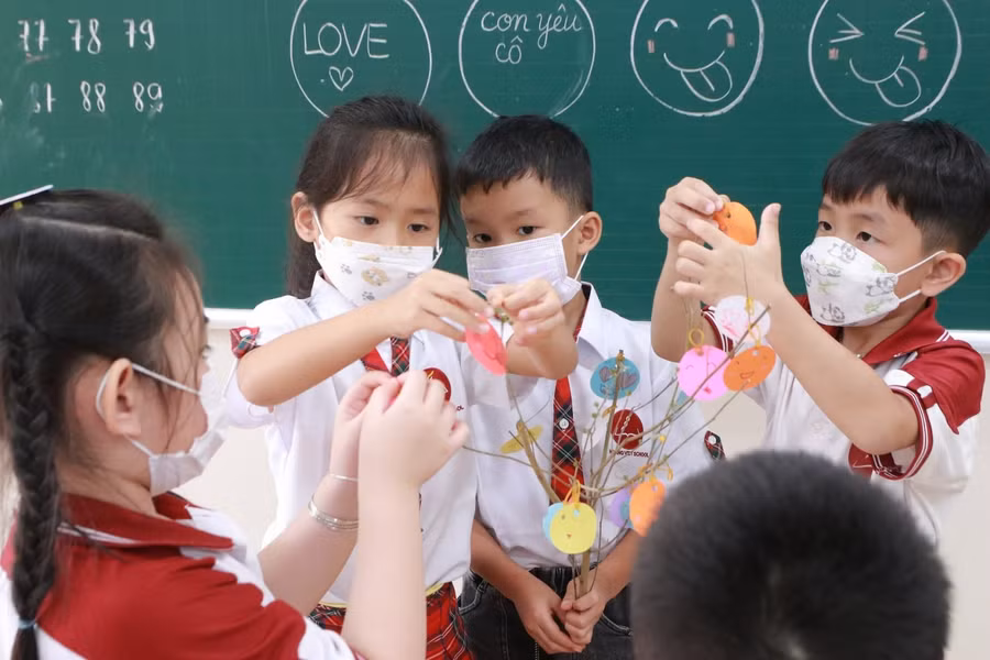 Học sinh Trường Hoàng Việt luôn được hướng đến tinh thần tự học, sáng tạo để phát huy tối đa năng lực của bản thân.