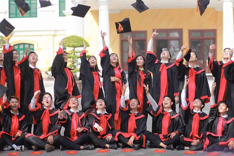 Sinh viên trong ngày tốt nghiệp ra trường - thời điểm chưa có dịch Covid-19.