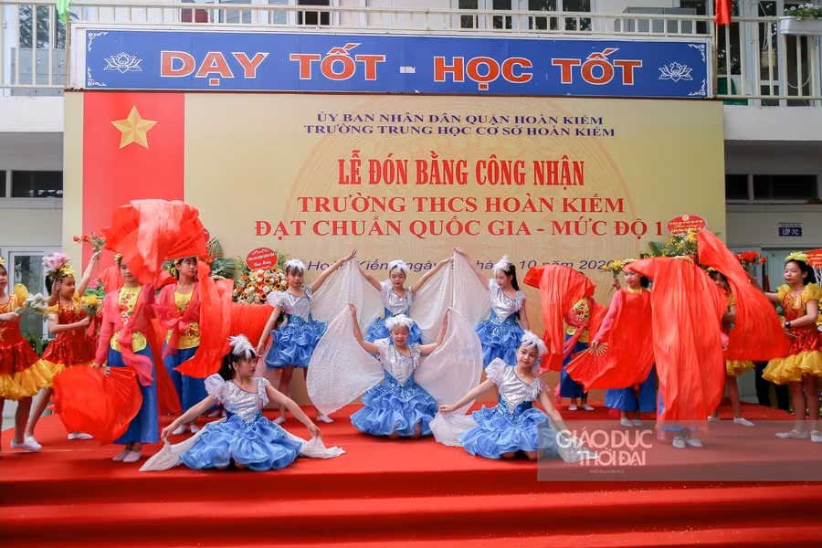Văn nghệ chào mừng của học sinh nhà trường