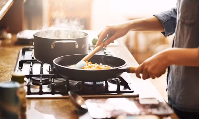 Nếu có thể hãy cùng chủ nhà chuẩn bị đồ ăn và trao đổi với nhau về vấn đề dị ứng