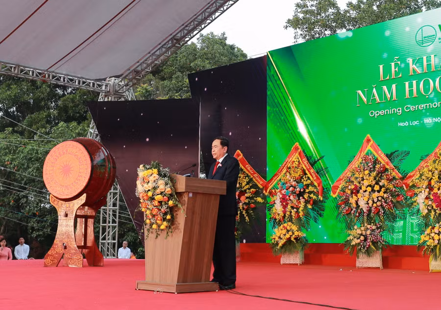 Đồng chí Trần Thanh Mẫn, Phó Chủ tịch thường trực Quốc hội phát biểu tại Lễ khai giảng.