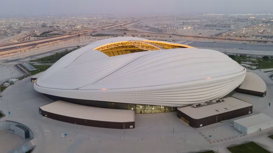 Sân vận động Al Janoub cách thủ đô Doha khoảng 16 km về phía nam với sức chứa hơn 40.000 chỗ ngồi. Thiết kế của sân vận động mang hình dáng những cánh buồm thuyền dhow truyền thống của người Arab. Sân vận động Al Janoub cách thủ đô Doha khoảng 16 km về phía nam với sức chứa hơn 40.000 chỗ ngồi. Thiết kế của sân vận động mang hình dáng những cánh buồm thuyền dhow truyền thống của người Arab.