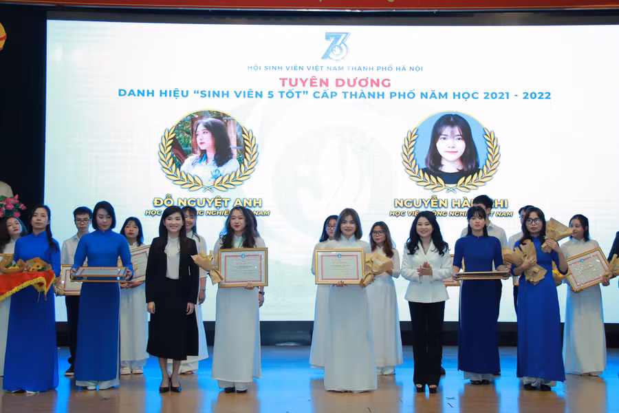 Chị Hồ Hồng Nguyên và chị Chu Hồng Minh tặng bằng khen và hoa chúc mừng các 'Sinh viên 5 tốt' cấp Thành phố.