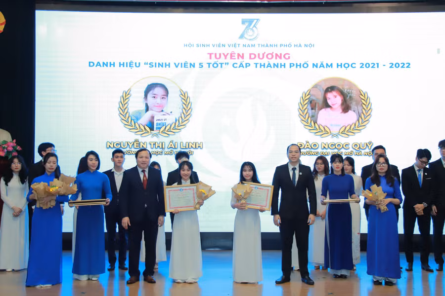 Lãnh đạo Thành Đoàn và Học viện Nông nghiệp Việt Nam chúc mừng 'Sinh viên 5 tốt' cấp Thành phố.