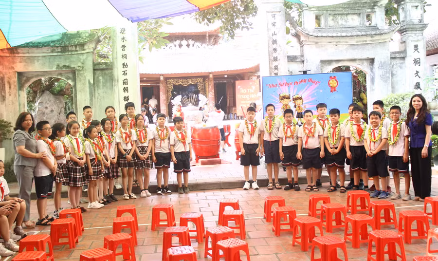 Tại buổi học, nhiều học sinh được vinh danh vì đạt kết quả cao trong cuộc thi "Rung chuông vàng". (Ảnh: Lê Nghĩa)