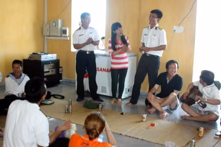 Các sinh viên trong đoàn giao lưu với cán bộ chiến sĩ trên đảo Đá Đông. Ảnh: gd Các sinh viên trong đoàn giao lưu với cán bộ chiến sĩ trên đảo Đá Đông. Ảnh: gd