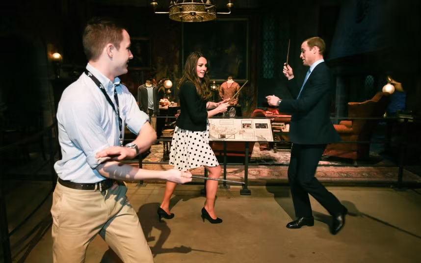 Những hình ảnh ấn tượng trong tuần ảnh 3 The Duke and Duchess of Cambridge with their wands on the set of the Harry Potter Films during their visit to Warner Bros studios in Leavesden