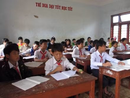 Nhiều thế hệ học trò Lý Sơn được thầy Dũng giảng dạy Ảnh: Văn Lê