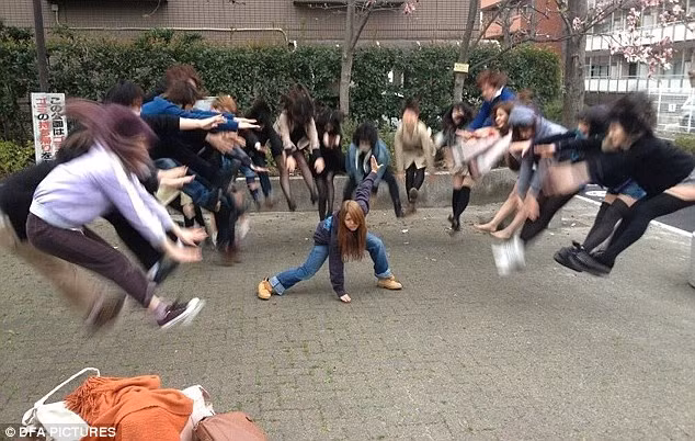 Teen Nhật "tung chưởng" trong trào lưu chụp ảnh mới ảnh 1 Japanese children unleash the Kamehameha attack made famous by the 1980s Dragon Ball series in a bizarre picture posted online Read more: http://www.dailymail.co.uk/news/article-2302955/Japanese-teenagers-upload-pictures-Dragon-Ball-attacks-bizarre-new-craze-sweeping-web.html#ixzz2PPk1riaw Follow us: @MailOnline on Twitter | DailyMail on Facebook