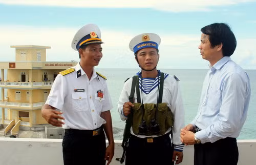 Thứ trưởng Phạm Mạnh Hùng thăm hỏi, động viên cán bộ, chiến sĩ trên đảo Đá Tây. Ảnh: gdtd.vn 3.jpg