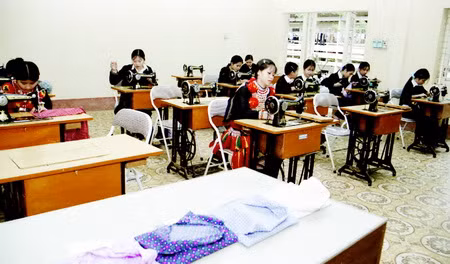 Học sinh phổ thông vùng núi phía Bắc học nghề may