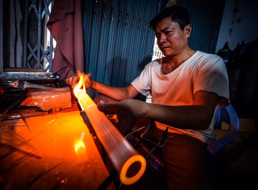 Thủy tinh nguội rất nhanh nên công đoạn chỉnh sửa sản phẩm được thực hiện trên ngọn lửa.