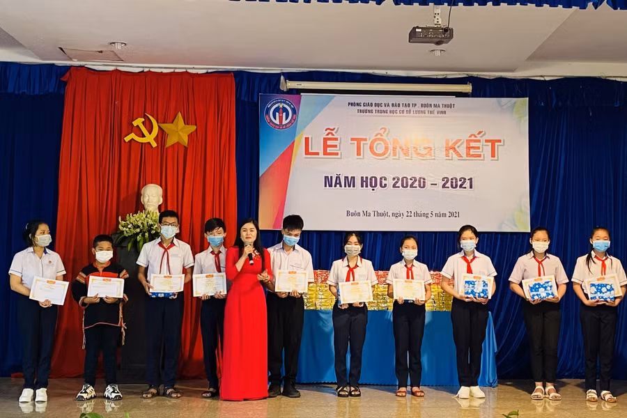 Trao thưởng cho 10 học sinh xuất sắc trong năm học 2020-2021.