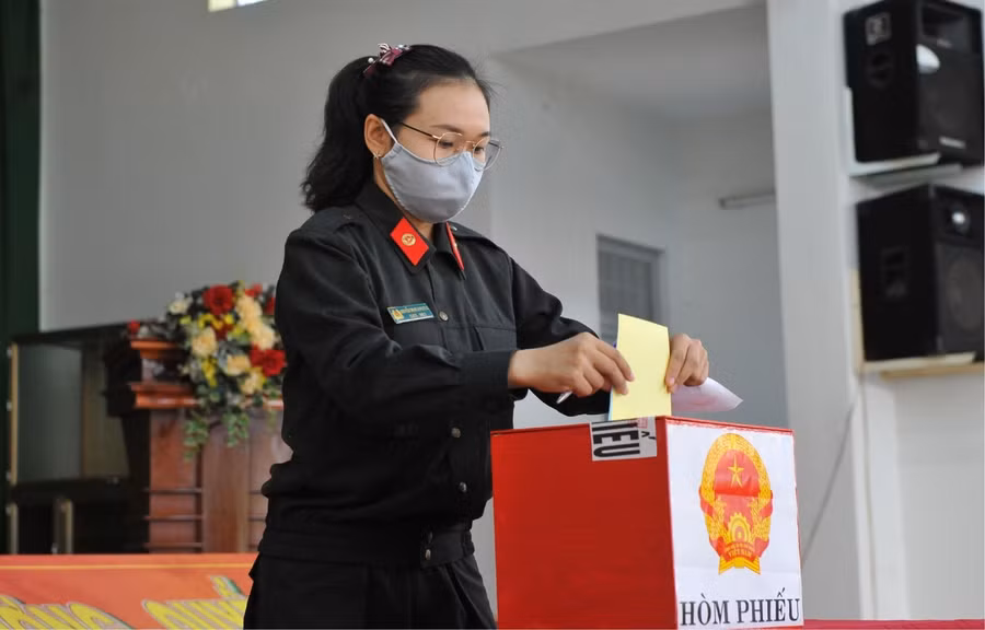 Cử tri là chiến sĩ CSCĐ bỏ phiếu bầu cử.