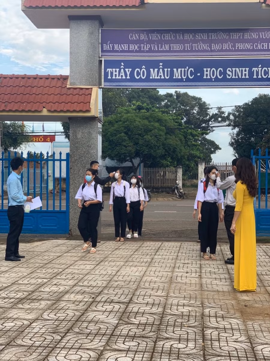 Học sinh vùng xanh Đắk Lắk đến trường học trực tiếp