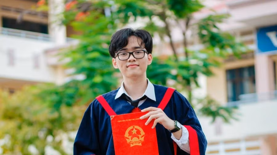 Nguyễn Phúc Lâm trong ngày vui tốt nghiệp THPT. 