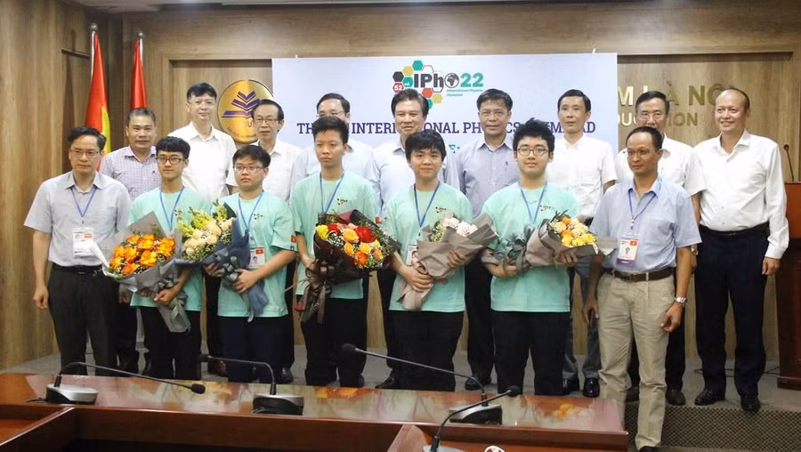 Thứ trưởng Nguyễn Hữu Độ và lãnh đạo Trường ĐH Sư phạm Hà Nội chụp ảnh lưu niệm với đoàn học sinh Olympic Vật lý quốc tế của Việt Nam