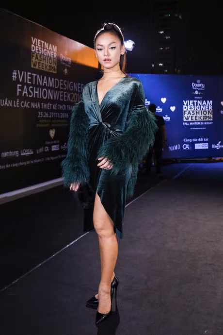 Mai Ngo lo dui to khi chon trang phuc vay xe ta va ao long - Anh 1