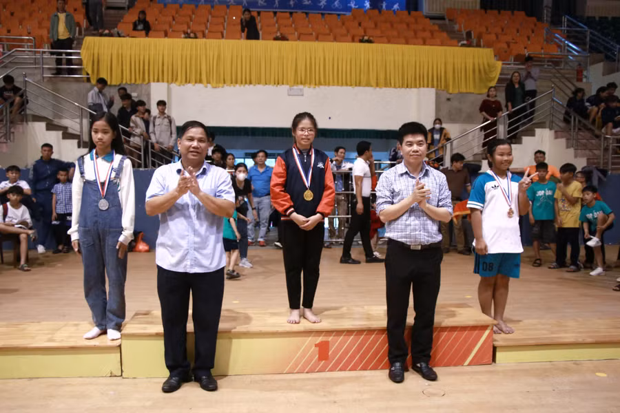 Em Lê Ngọc Minh Trang – lớp 4A2 giành huy chương Vàng nội dung bơi ếch nữ. Em Lê Ngọc Minh Trang – lớp 4A2 giành huy chương Vàng nội dung bơi ếch nữ.