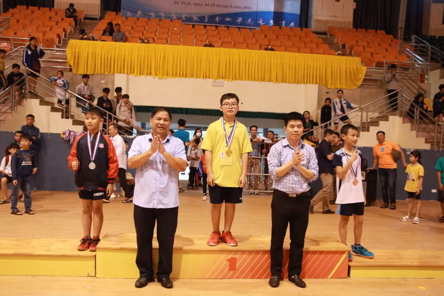 Em Dương Vũ Nhật Khoa – lớp 5A1 giành huy chương Bạc môn bóng bàn nam khối Tiểu học Em Dương Vũ Nhật Khoa – lớp 5A1 giành huy chương Bạc môn bóng bàn nam khối Tiểu học