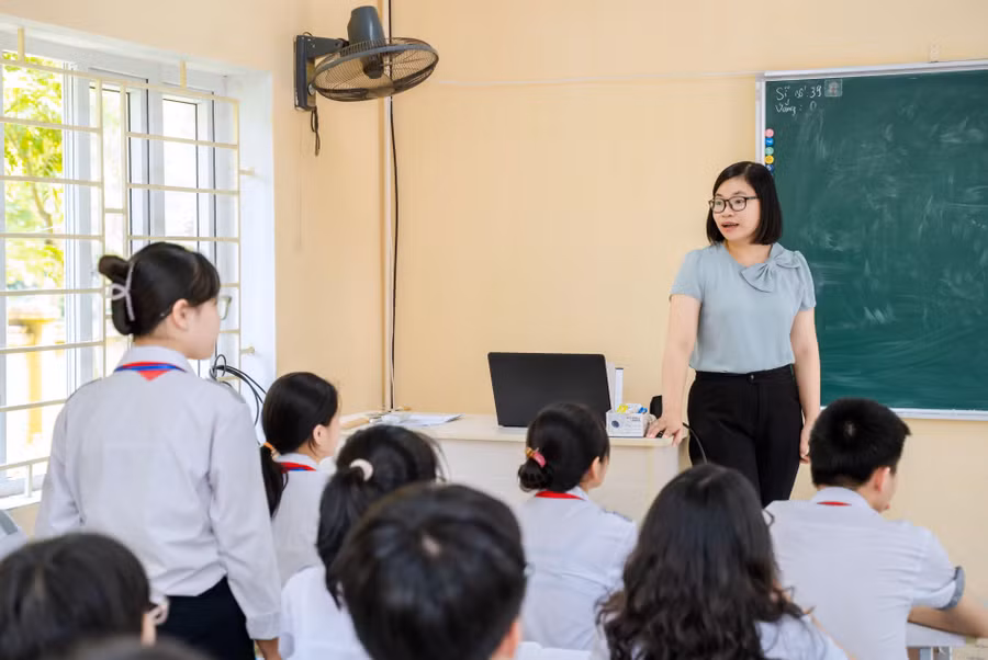 Mỗi thầy cô là tấm gương đổi mới sáng tạo để học sinh noi theo Mỗi thầy cô là tấm gương đổi mới sáng tạo để học sinh noi theo