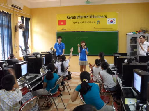 Tình nguyện viên Hàn Quốc dạy CNTT tại trường THCS Thăng Long