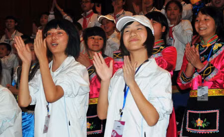 HS Trung Quốc chơi trò chơi tại Trung tâm chăm sóc trẻ em Đại Dương