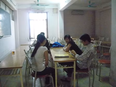 Theo lời chị Trinh, thí sinh có thể sử dụng phòng học này để ôn thi cả ngày lẫn đêm 
