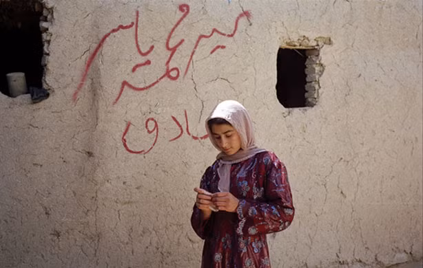 Afghanistan là quốc gia nghèo nhất thế giới ngoài châu Phi, nhiều gia đình quá nghèo nên không thể cho tất cả con cái đi học và thông thường, các bé gái bị giữ ở nhà để làm việc. Nghèo đói cũng khiến cho nhiều bé gái, như em Najibe (trong ảnh), phải nghỉ học để kết hôn. Cũng vì quá nghèo, nhiều gia đình phải trông chờ vào của hồi môn của gia đình chú rể.