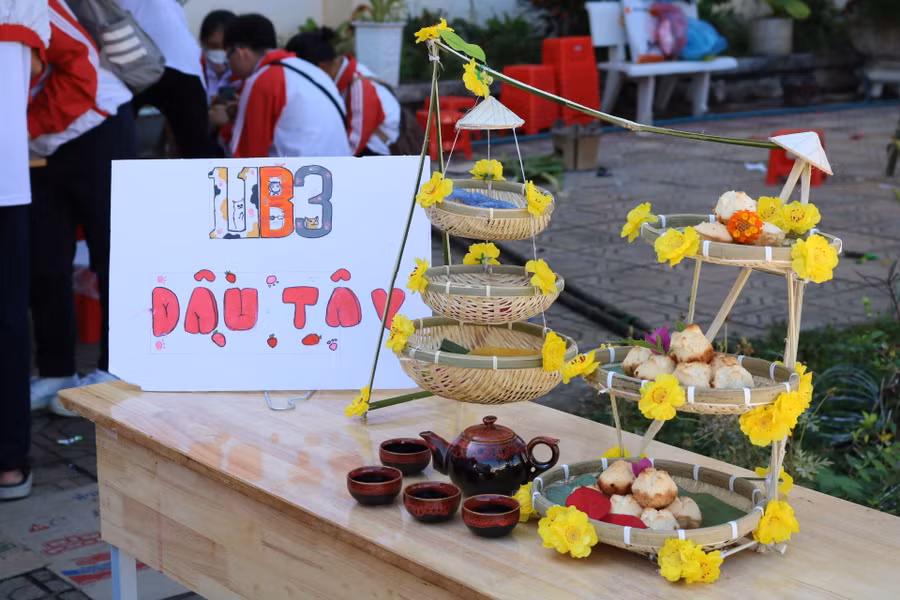 Những chiếc bánh học sinh tự làm được bày biện, trang trí bắt mắt.
