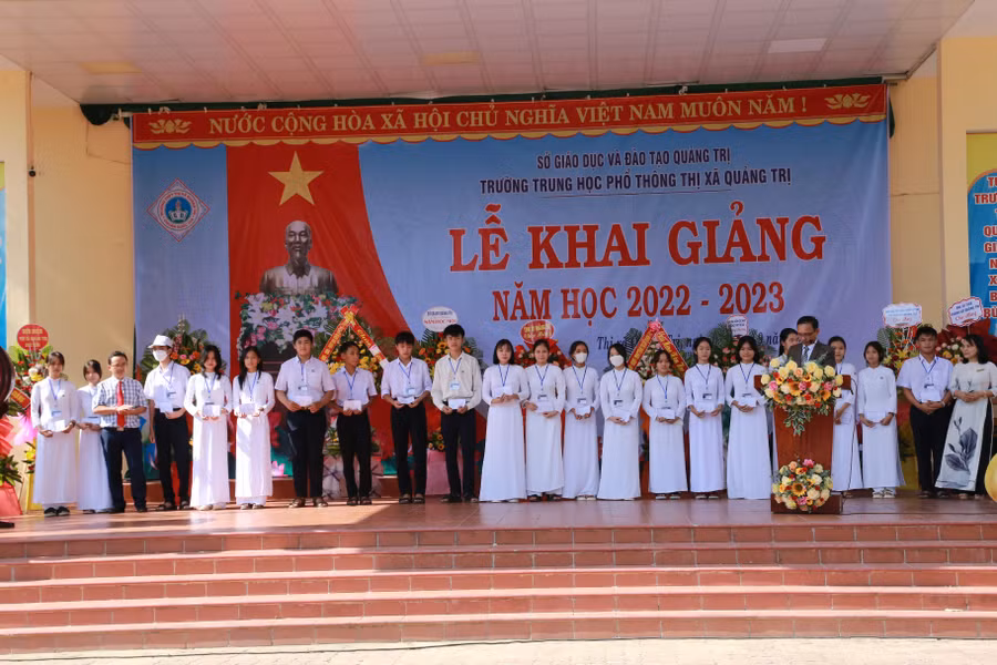 Trao học bổng cho các em học sinh đạt thành tích cao.