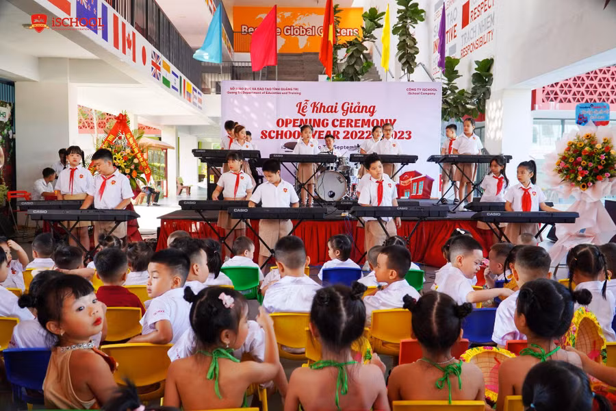 Học sinh thưởng thức các tiết mục văn nghệ, hòa tấu. Học sinh thưởng thức các tiết mục văn nghệ, hòa tấu.