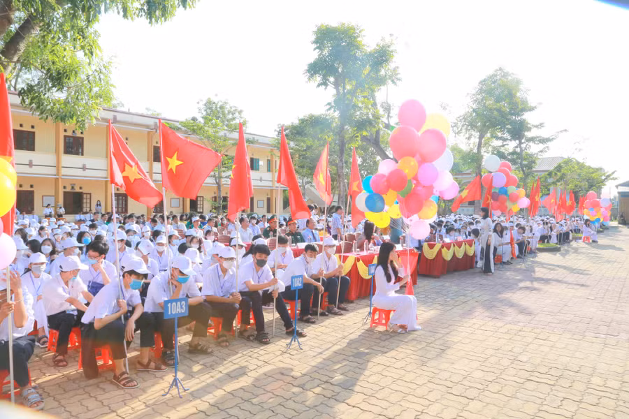 Trường THPT thị xã Quảng Trị có gần 1.300 em học sinh của 3 huyện, thị xã: huyện Triệu Phong, thị xã Quảng Trị, huyện Hải Lăng.