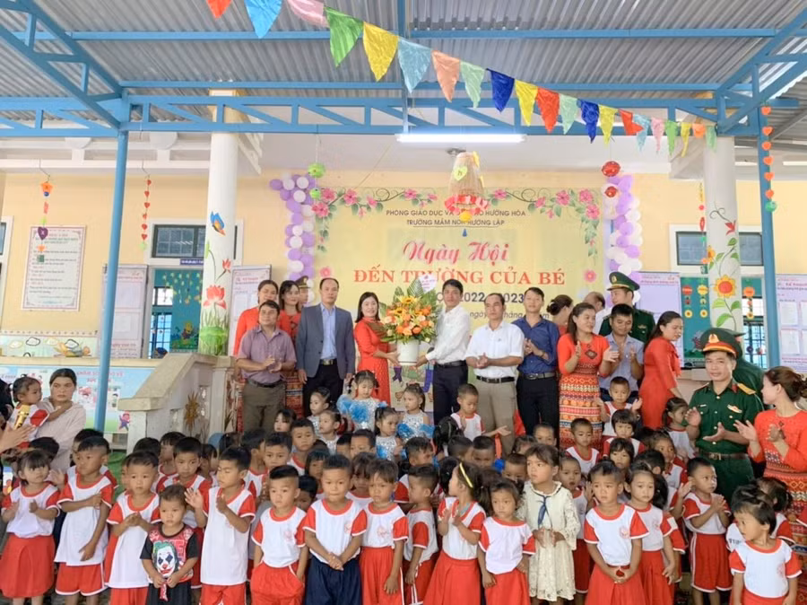 Toàn huyện miền núi Hướng Hóa có gần 27 nghìn học sinh với 2.000 cán bộ giáo viên và nhân viên hợp đồng. Toàn huyện miền núi Hướng Hóa có gần 27 nghìn học sinh với 2.000 cán bộ giáo viên và nhân viên hợp đồng.