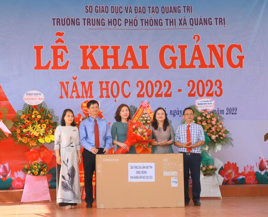 Lãnh đạo tỉnh Quảng Trị tặng quà cho nhà trường.