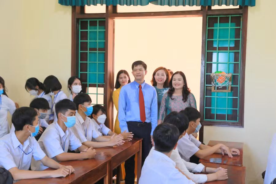 Bí thư Tỉnh ủy trò chuyện với các em học sinh.