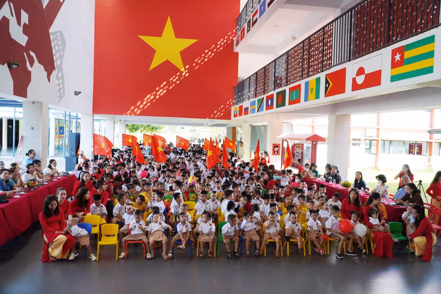 Lễ khai giảng được tổ chức ngắn gọn, trang trọng, thể hiện không khí vui tươi. Lễ khai giảng được tổ chức ngắn gọn, trang trọng, thể hiện không khí vui tươi.
