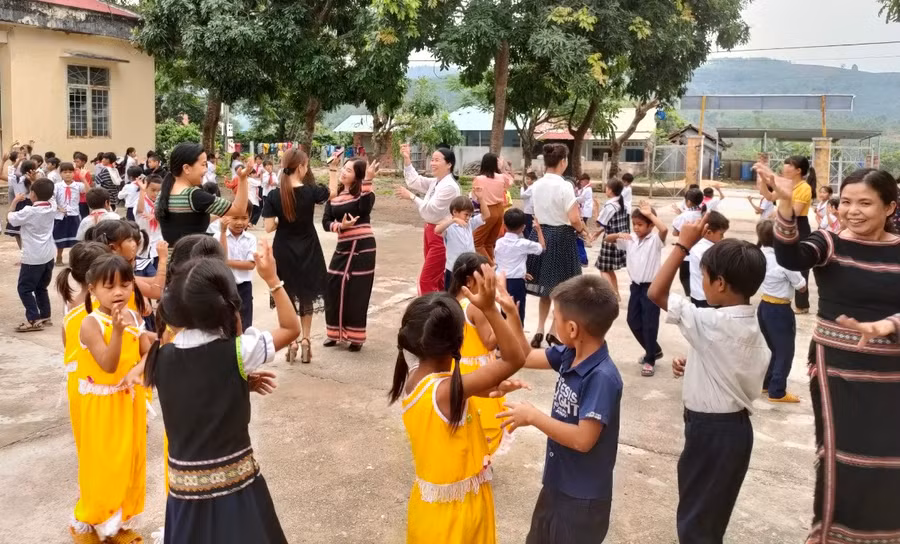 Các em học sinh vùng khó khăn được trải nghiệm múa xoang sau buổi học thực nghiệm.