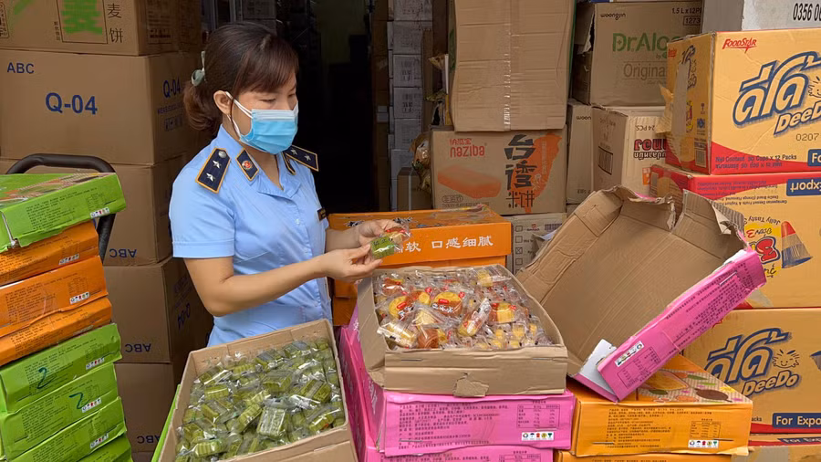 Lô bánh Trung thu không rõ nguồn gốc bị tạm giữ.