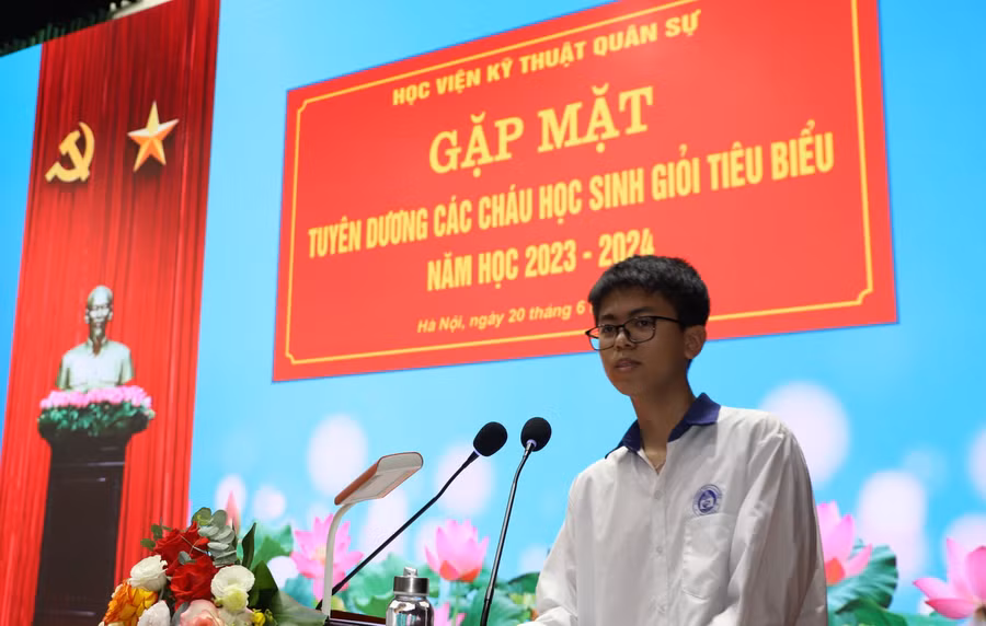 Đại diện học sinh phát biểu.