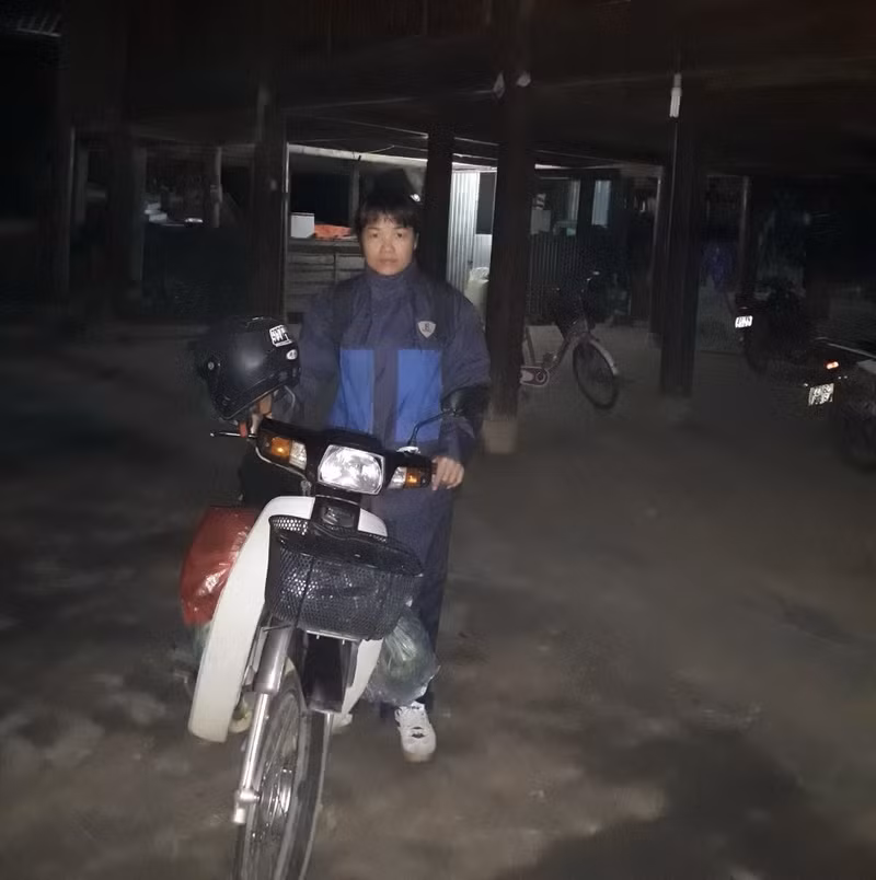 Cô đến trường khi trời vẫn còn tối