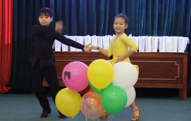 Các em tham gia giao lưu văn nghệ