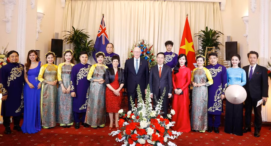 Chủ tịch nước Võ Văn Thưởng, Ngài Toàn quyền David Hurley và Phu nhân Hurley chụp ảnh cùng các nghệ sĩ biểu diễn tại Quốc yến