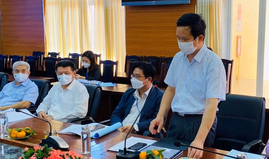 Ông Trịnh Quang Trí (người đứng) phát biểu trong cuộc họp bàn về công tác phòng, chống Covid-19 của tỉnh Đắk Lắk.