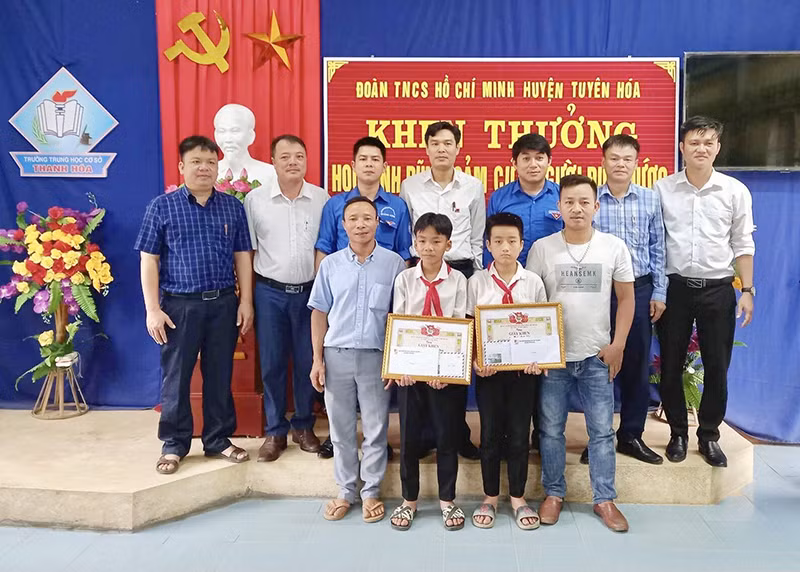 Huyện đoàn Tuyên Hóa (Quảng Bình) tổ chức khen thưởng 2 học sinh. 