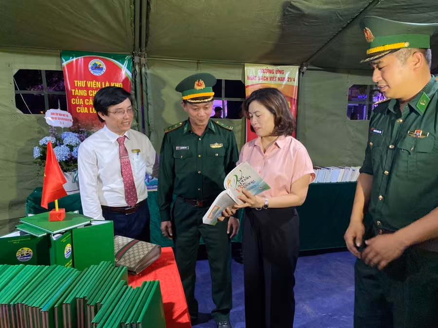 Lãnh đạo Phòng GD huyện Hướng Hóa và Đồn Biên phòng Thanh tham gia trại sách.