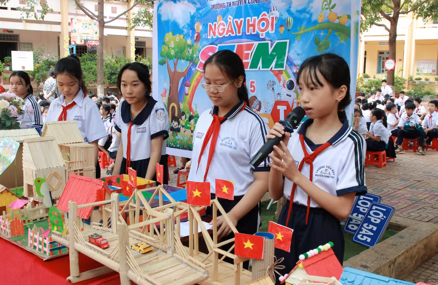 Các em học sinh lớp 5 tham gia ngày hội STEM. (Ảnh: Thành Tâm) Các em học sinh lớp 5 tham gia ngày hội STEM. (Ảnh: Thành Tâm)