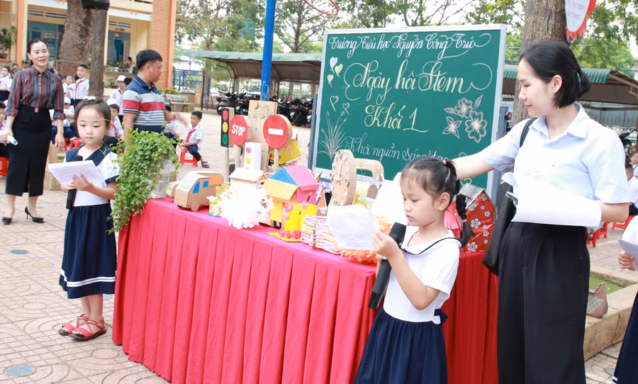 Học sinh khối lớp 1 mang đến ngày hội những sản phẩm STEM đầy ấn tượng. (Ảnh: Thành Tâm) Học sinh khối lớp 1 mang đến ngày hội những sản phẩm STEM đầy ấn tượng. (Ảnh: Thành Tâm)